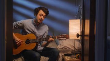 La guitare marron utilisée par Thomas Gauthier dans La chanson de la nostalgie