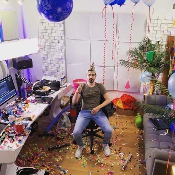 The t-shirt worn by Joyca on his account Instagram @joyca 