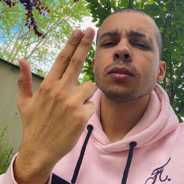 La sudadera con capucha Final Club que lució Mastuu en su cuenta de Instagram @mastuu_ 