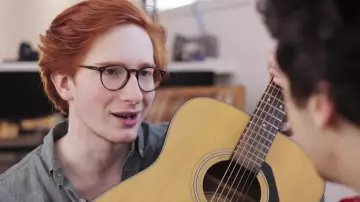 The guitar beige Thomas Gauthier in the video Two boys in an apartment - jealousy