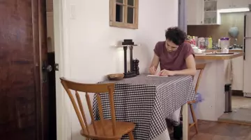 The pink t-shirt worn by Thomas Gauthier on Two boys in an apartment - The gift