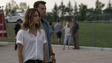 Blanc à manches courtes chemisier porté par Joanna Hanley (Kristin Kreuk) en Charge de la Vérité (Saison 1 Épisode 3)