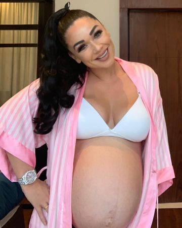 La robe de chambre rayée rose et blanc de Jazz Correia sur son compte Instagram @jazztvshow