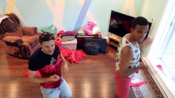 Los cortos de mezclilla azul de Pierre-Luc Cloutier en el video I BECOME A DRAG QUEEN FOR AN EVENING | PL Cloutier