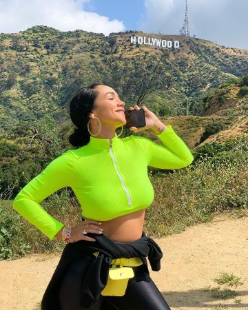 Le top court à manches longue et fermeture éclair vert fluo de Jazz Correia sur son compte Instagram @jazztvshow