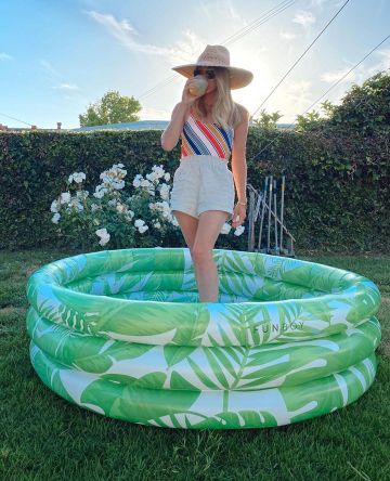 Avi­a­tor Sun­glass­es of Ashley Tarkington Jackel on the Instagram account @ashnfashn