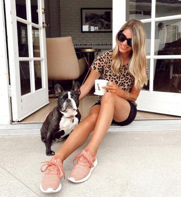 Audaces gafas de sol de lente plana de borde cuadrado con cuernos cuadrados de tamaño de Ashley Tarkington Jackel en la cuenta de Instagram @ashnfashn