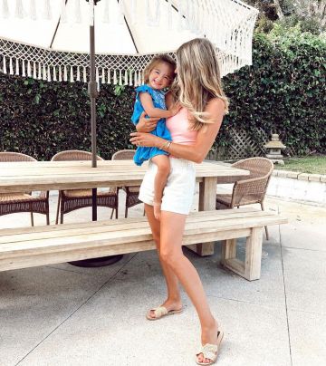 Ribbed Racerback Crop Tank de Ashley Tarkington Jackel en la cuenta de Instagram @ashnfashn