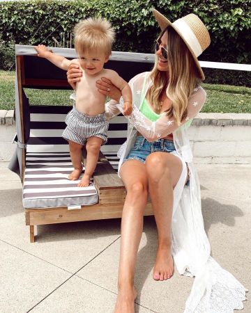 Mini en Jean Courte de Ashley Tarkington Jackel sur l'Instagram account @ashnfashn