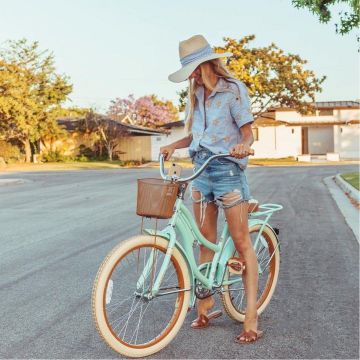 Déchiré Maman Shorts de Ashley Tarkington Jackel sur l'Instagram account @ashnfashn