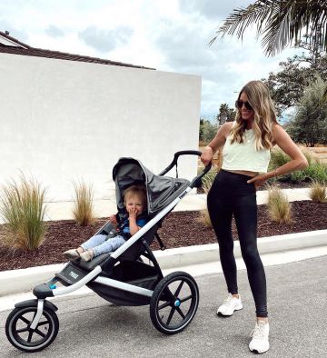 Orig­i­nal Po­lar­ized Avi­a­tor Sun­glass­es of Ashley Tarkington Jackel on the Instagram account @ashnfashn