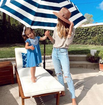 Jean bleu de Ashley Tarkington Jackel sur l'Instagram account @ashnfashn