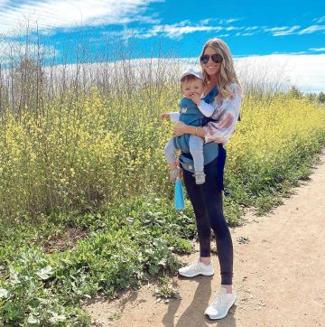 Po­lar­ized Avi­a­tor Sun­glass­es of Ashley Tarkington Jackel on the Instagram account @ashnfashn