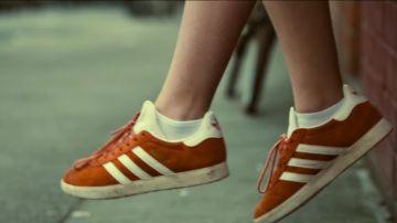 Zapatillas Adidas usadas por Zoe Walker (India Fowler) en líneas blancas (S01E01)