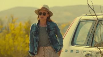 Veste en jean porté par Zoe Walker (Laura Haddock) à des Lignes Blanches (S01E01)