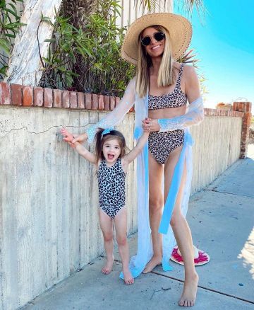 Kimono para mujer con frente abierto de Ashley Tarkington Jackel en la cuenta de Instagram @ashnfashn