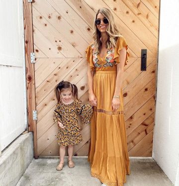 Sienna Slide Sandal de Ashley Tarkington Jackel en la cuenta de Instagram @ashnfashn