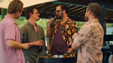 Tropical Chemise comme on le voit dans le Blanc des Lignes (S01E01)