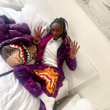 La sudadera con capucha de tiburón Bape que usan kodes7binks en su cuenta de Instagram @kodes7binks 