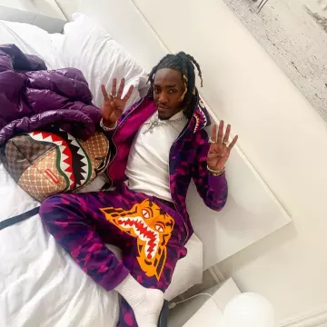 The hooded vest Bape shark worn by kodes7binks on his account Instagram @kodes7binks 