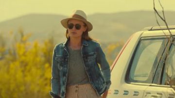 Chapeau porté par Zoe Walker (Laura Haddock) à des Lignes Blanches (S01E01)