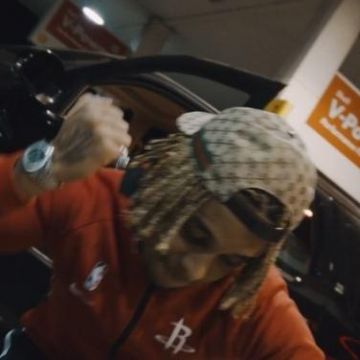 The Nike jacket Houston Rockets worn by Zola on his account Instagram @binkszola 