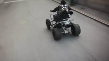 La chaqueta Bape que lleva Flipp Dinero en su clip Jump Off 