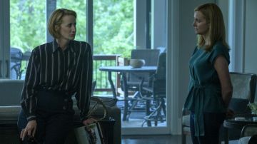 Le pantalon à boutons porté par Janet McTeer (Helen Pierce) dans Ozark