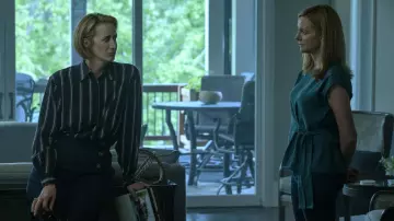 Le pantalon à boutons porté par Janet McTeer (Helen Pierce) dans Ozark