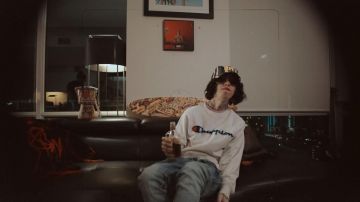 Champion Hoodie, portés par Lil Xan Comme Moi (official Music Video)