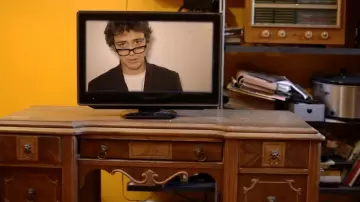 The white t-shirt Thomas Gauthier in the video I love tv!