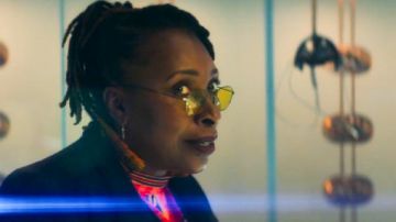 Jaune Lunettes de soleil portées par Le Médecin (Jo Martin) dans Doctor Who (S12E05)