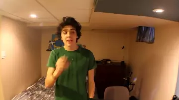 The t-shirt dark green worn by Thomas Gauthier in the video The 10 worst Christmas gifts