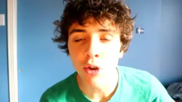 The t-shirt dark green worn by Thomas Gauthier in Vlog #12 - the nicknames!