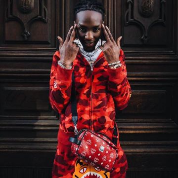 El bolso rojo MCM usado por kodes7binks en su cuenta de Instagram @kodes7binks 