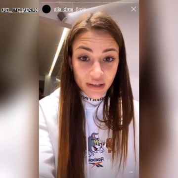 The sweatshirt hoody Reebok white Tom and Jerry carried by Alix Desmoineaux on the account Instagram of @alixnew.fr 