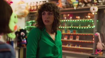 La chemise fluide verte portée par Lola (Silma López) dans Valeria (S01E06)