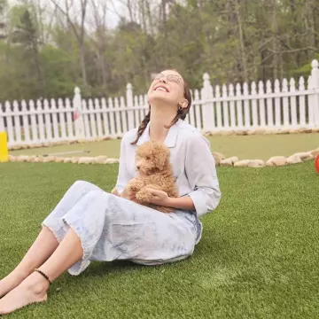 Le pantalon court large porté par Millie Bobby Brown sur son compte Instagram @milliebobbybrown 