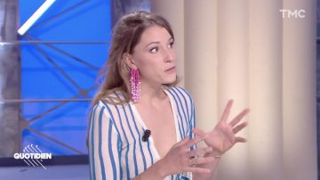 Pendientes Jacquemus usados por Lison Daniel en el programa Quotidien