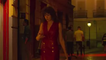 La robe bordeaux de Lola (Silma López) dans Valeria (S01E02)
