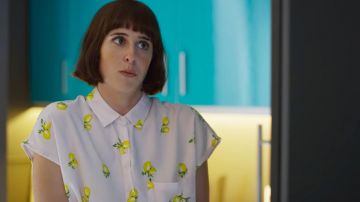 La chemise imprimée citron de Carmen (Paula Malia) dans Valeria (S01E03)