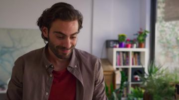 Le t-shirt bordeaux porté par Adrian (Ibrahim Al Shami J.) dans Valeria (S01E02)