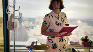 L'ensemble blanc à imprimé géométrique de Carmen (Paula Malia) dans Valeria (S01E01)