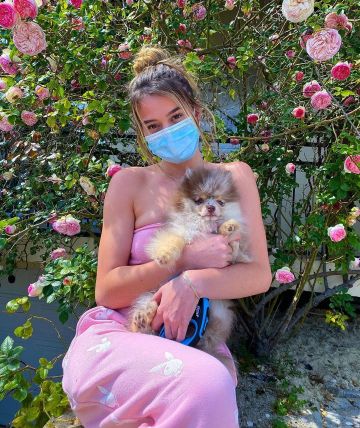 The jogging pants pink Playboy Lea Elui on his account Instagram @leaelui