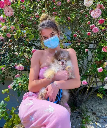 The jogging pants pink Playboy Lea Elui on his account Instagram @leaelui