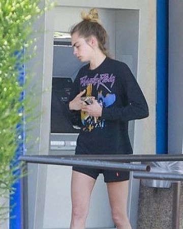 Nasty Gal Purple Rain Sweat Shirt porté par Cara Delevingne Los Angeles le 17 Mai 2020