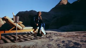 Dr Martens x Raf Simons Anneau orné Bottes portées par l'Avenir dans le Magnat de l'Officiel de la Musique de la Vidéo
