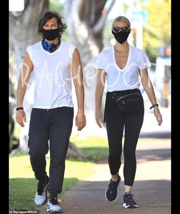 Ray Ban Standard New Wayfarer Lunettes de soleil portées par Gwyneth Paltrow Los Angeles le 17 Mai 2020