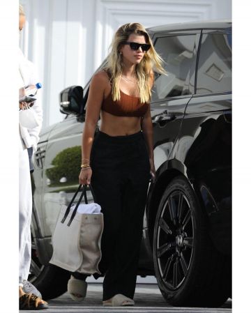Saint Laurent RIve Gauche Lino Tote usado por Sofia Richie Visitando a un amigo 16 de mayo de 2020