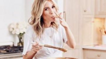 Camiseta blanca con corbata de Kristin Cavallari en Very Cavallari